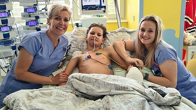 Sestiky, kter s Markem proly kus cesty a pomohly mu zptky do ivota. Vlevo Anna Hejtmanov, vpravo Klaudie Kleislov.