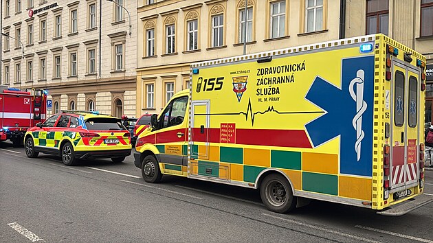 U Jeruzalmsk synagogy v Praze zasahovaly vechny sloky IZS kvli podezelmu balku. (29. bezna 2025)