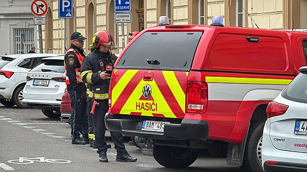 U Jeruzalmsk synagogy v Praze zasahovaly vechny sloky IZS kvli podezelmu balku. (29. bezna 2025)