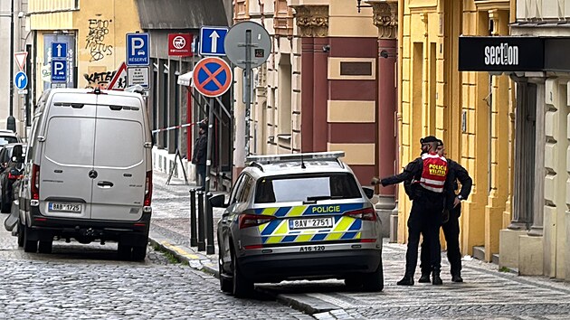 U Jeruzalmsk synagogy v Praze zasahovaly vechny sloky IZS kvli podezelmu balku. (29. bezna 2025)