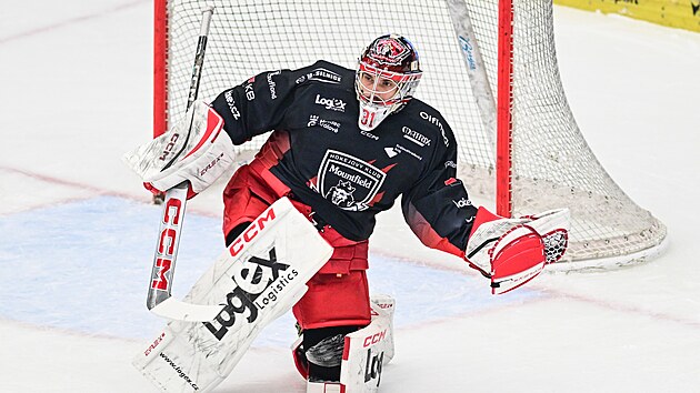 Hradeck� brank�� Stanislav �korv�nek b�hem sedm�ho z�pasu �tvrtfin�le s Mladou Boleslav�.