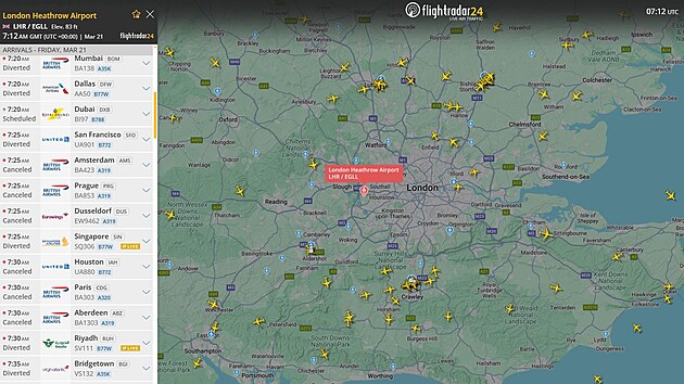 P�ehled zru�en�ch nebo p�esm�rovan�ch let� kv�li po��ru na leti�ti Heathrow v Lond�n�. Jen na p�tek je bylo napl�nov�no 679 odlet� a 678 odlet�. (21. b�ezna 2025)
