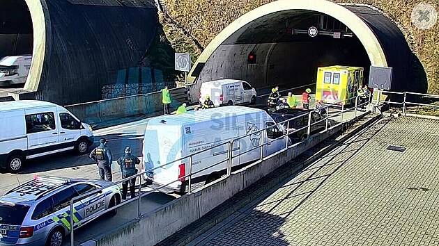 Dv osobn vozidla se srazila na dlnici D0 na 7. kilometru na trase Modletice - Ruzyn. Msto je prjezdn se zvenou opatrnost. (20. bezna 2025)