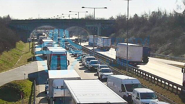 Dv osobn vozidla se srazila na dlnici D0 na 7. kilometru na trase Modletice - Ruzyn. Msto je prjezdn se zvenou opatrnost. (20. bezna 2025)