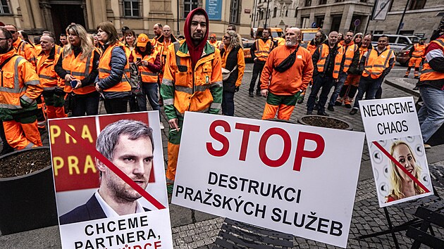 Ped budovou praskho magistrtu na Marinskm nmst, v n dnes zasedaj zastupitel, demonstruj od rna zamstnanci Praskch slueb. (27. bezna 2025)