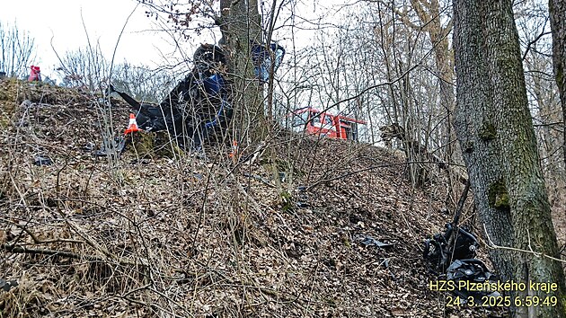 estadvacetilet idi narazil autem na Domalicku do stromu. Nraz byl tak siln, e z vozidla vyletl motor. idi vyvzl s lehkm zrannm. (24. bezna 2025)
