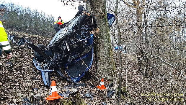 estadvacetilet idi narazil autem na Domalicku do stromu. Nraz byl tak siln, e z vozidla vyletl motor. idi vyvzl s lehkm zrannm. (24. bezna 2025)