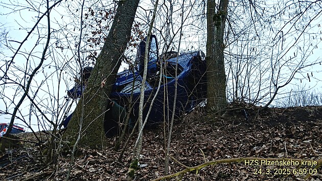 estadvacetilet idi narazil autem na Domalicku do stromu. Nraz byl tak siln, e z vozidla vyletl motor. idi vyvzl s lehkm zrannm. (24. bezna 2025)