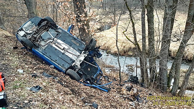 estadvacetilet idi narazil autem na Domalicku do stromu. Nraz byl tak siln, e z vozidla vyletl motor. idi vyvzl s lehkm zrannm. (24. bezna 2025)