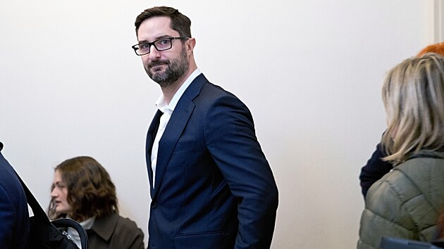 Bývalý děkan Fakulty zdravotnických studií Západočeské univerzity v Plzni Lukáš Štich stanul před soudem Plzeň-město kvůli tomu, že nechal spřáteleným osobám vyplácet stipendia v nestandardní výši a část peněz si od nich nechával poslat zpět na svůj soukromý účet. (19. března 2025)