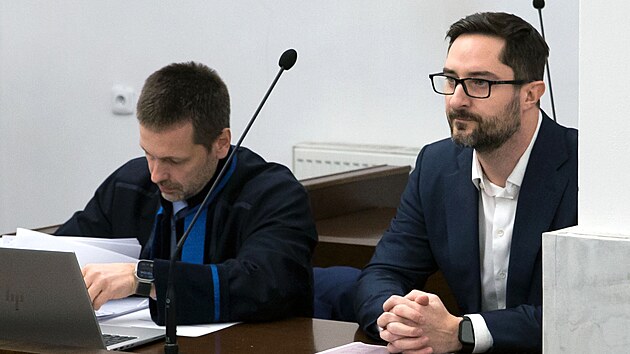 Bývalý děkan Fakulty zdravotnických studií Západočeské univerzity v Plzni Lukáš Štich stanul před soudem Plzeň-město kvůli tomu, že nechal spřáteleným osobám vyplácet stipendia v nestandardní výši a část peněz si od nich nechával poslat zpět na svůj soukromý účet. (19. března 2025)