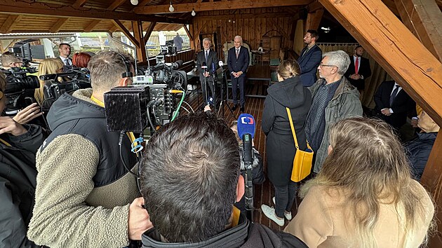 Brfink prezidenta esk republiky Petra Pavla po nvtv Plzeskho kraje v Miroov na Rokycansku. Doprovzel ho hejtman Kamal Farhan z ANO. (26. bezna 2025)