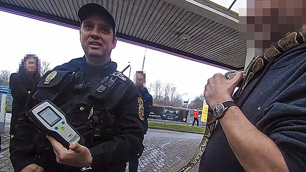 Opilec d�sil lidi a obsluhu �erpac� stanice v Plzni na Karlovarsk� hadem kolem krku. Nav�c byl vulg�rn� a agresivn�. (26. b�ezna 2025)