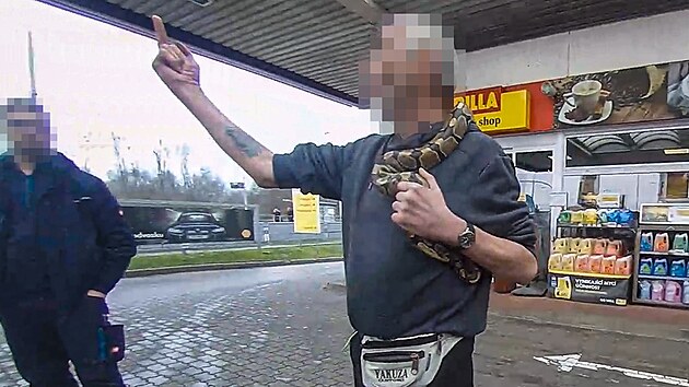 Opilec d�sil lidi a obsluhu �erpac� stanice v Plzni na Karlovarsk� hadem kolem krku. Nav�c byl vulg�rn� a agresivn�. (26. b�ezna 2025)