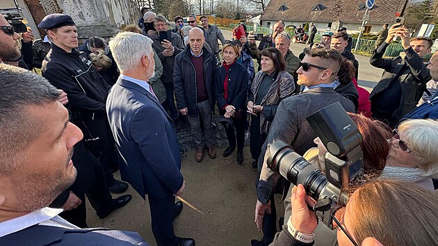 Ped zmkem v Tnci na Klatovsku ekali na prezidenta mstn oban. (25. bezna 2025)