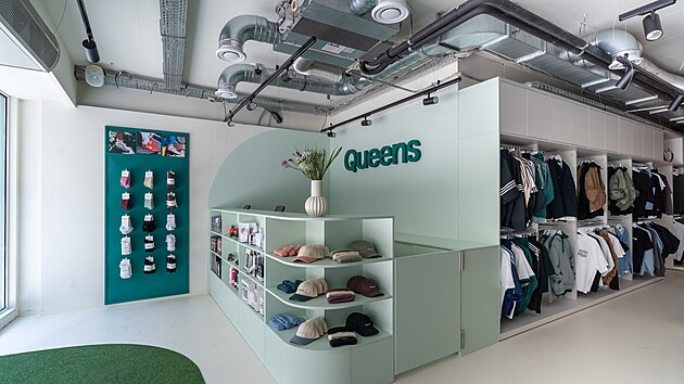 Kamenn prodejna Oueens otevela svou poboku v centru Prahy. Za znovuotevenm stoj matesk firma Footshop, kterou v roce 2021 koupil Peter Hejduek. (21. bezna 2025)