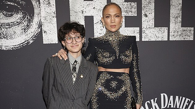 Jennifer Lopezov� a jej� nebin�rn� sedmn�ctilet� dcera Emme na premi��e divadeln� inscenace Othello (New York, 23. b�ezna 2025)