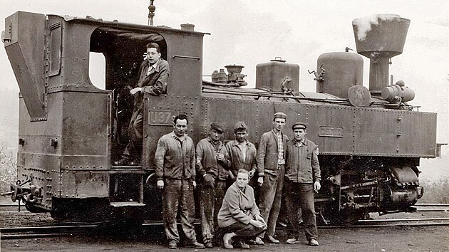 Zam�stnanci malodr�hy p�ed lokomotivou Tet�n v 50. letech 20. stolet�