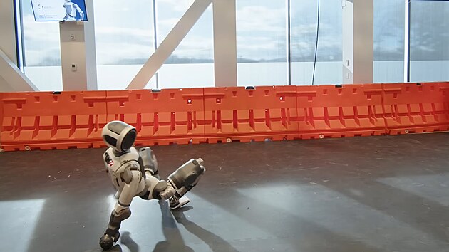 Robot Atlas od Boston Dynamics p�edv�d� breakdance.