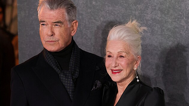 Pierce Brosnan a Helen Mirrenová v Londýn� (27. b�ezna 2025)