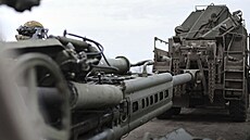 Opu�t�ná houfnice M777 v Kurské oblasti na fotografiích zve�ejn�ných ruským...