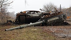 Zni�ený tank T-64BV v Kurské oblasti na fotografiích zve�ejn�ných ruským...