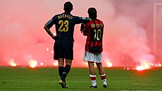 Marco Materazzi a Rui Costa pihlíejí ádní fanouk bhem tvrtfinále Ligy...