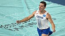 Víceboja� Vilém Stráský se raduje z osobního rekordu ve skoku o ty�i.