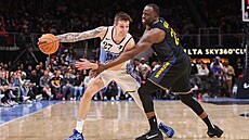 Vít Krej�í (vlevo) z Atlanty a  Draymond Green z Golden State.