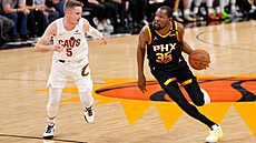 Kevin Durant (vpravo) z Phoenixu a Sam Merrill z Clevelandu.