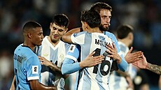 Rodrigo Bentancur z Uruguaye a Nahuel Molina se objímají po zápase kvalifikace...