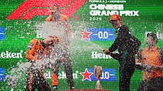 TRADI�NÍ SPRCHOVÁNÍ. Po Velké cen� �íny na sebe st�íkají �ampa�ské Oscar...