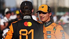 Jezdci McLarenu Oscar Piastri a Lando Norris (vpravo) po kvalifikaci v �ín�.