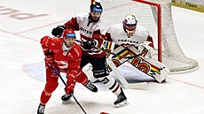 Tinecký útoník Ondej Kovaík v souboji se sparanem Nikem Seppäläem ped...