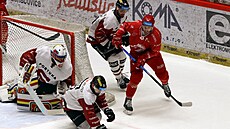 Se spar�anem Aaronem Irvingem za zády se t�inecký úto�ník Ond�ej Kova��ík sna�í...