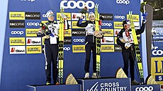 Therese Johaugová (uprosted) slaví triumf z padesátikilometrového závodu v...