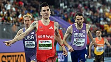Jakob Ingebrigtsen oslavuje triumf ve finále bhu na 1500 metr.