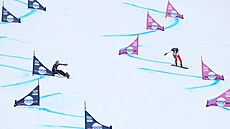 Ester Ledecká (vlevo) v akci v semifinále snowboardového paralelního slalomu na...