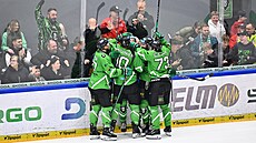 Boleslav�tí hokejisté oslavují gól v �estém �tvrtfinálovém duelu proti Hradci.