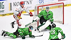 �rumec p�ed brankou boleslavských hokejist�. V brance si dává bedlivý pozor...