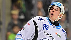 Jakub Kone�ný z Komety Brno oslavuje sv�j gól.