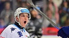 Jakub Kone�ný z Komety slaví sv�j gól na led� Karlových Var�.