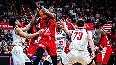 Basketbalisté Nymburku brání Moussu Diagneho z Murcie.