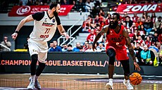 Vojt�ch Hruban (vlevo) z Nymburka sleduje po�ínání Howarda Santa-Roose z Murcie.