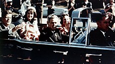Prezident Kennedy se �enou v limuzín� t�sn� p�ed atentátem (22. listopadu 1963)