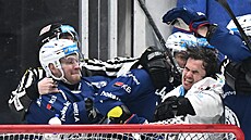 Adam Zbo�il z Komety Brno (vlevo) a Filip Koffer z Karlových Var� p�i poty�ce...