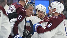 Trenér Colorado Avalanche Jared Bednar hovo�í ke sv��enc�m v zápase s Toronto...