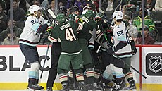 Poty�ka b�hem zápasu mezi Seattle Kraken a Minnesota Wild.
