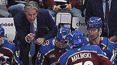 Trenér Colorado Avalanche Jared Bednar,  se sklání nad Martinem Ne�asem b�hem...