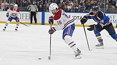 Radek Faksa ze St. Louis Blues (vpravo) sp�chá napadat Alexe Newhooka z...